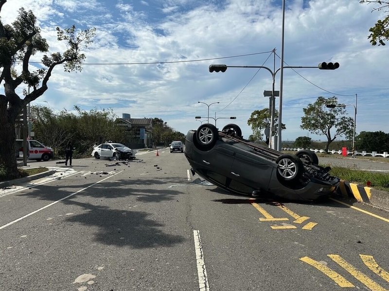 溫姓男子2日駕駛自小客車行經苗栗市經國路，疑因一時恍神未注意路口號誌，失控撞擊另一部車輛後翻覆，造成2車共3人受傷送醫。（警方提供）中央社記者管瑞平傳真  114年3月3日