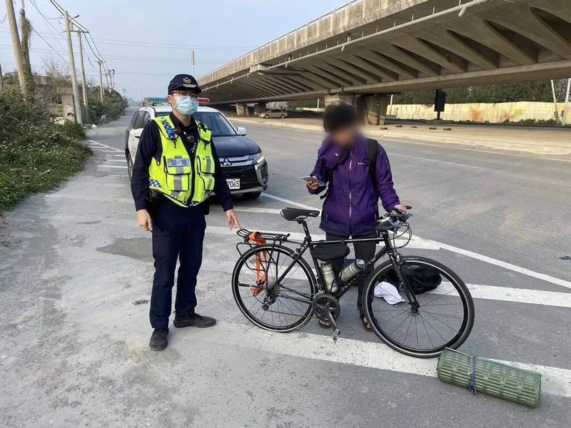 一名年輕日籍男子日前騎單車環島，行經台17線雲林段時發生爆胎，正好雲林縣警察局台西分局橋頭派出所員警巡邏經過，協助排除狀況，讓日籍男繼續踏上旅程。（警方提供）中央社記者姜宜菁傳真  114年3月3日