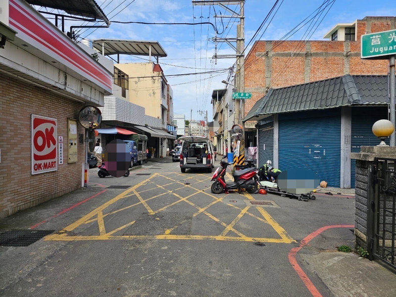 苗栗縣鄭姓男子2日騎機車在路口轉彎未打方向燈，赫見巡邏員警就在眼前，心虛加速逃逸，行經多處巷口均未停讓減速，結果與其他機車碰撞，鄭男重傷目前仍在加護病房觀察中。（民眾提供）中央社記者管瑞平傳真  114年3月3日