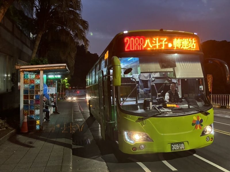 國道客運2088C路線3日上路，首班車凌晨5時45分從國立海洋科技博物館發車，經孝東路站後銜接上台62線快速公路，大幅縮短行駛時間。圖為2088C路線客運行經山海觀社區站。（林沛祥提供）中央社記者王朝鈺傳真  114年3月3日