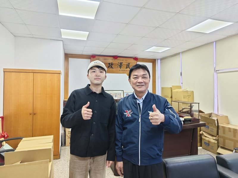 屏東縣潮州鎮長周品全(右)表示,鎮內有多處歷史景點、自然、美食、豐富農漁業資源,近期邀請日本大學生野原虎太郎(左)來訪,希望讓更多日本人知道潮州之美。(潮州鎮公所提供)中央社記者黃郁菁傳真 114年3月3日