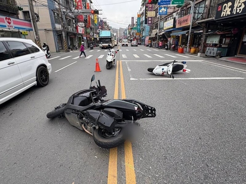 桃園市政府警察局交通警察大隊八德分隊表示，大安派出所員警3日騎乘警用機車執行勤務時，發現前方有違規車輛欲前往取締，卻與同向直行機車發生擦撞，造成2人腿部擦傷。（桃園市警局八德分局提供）中央社記者吳睿騏桃園傳真  114年3月3日