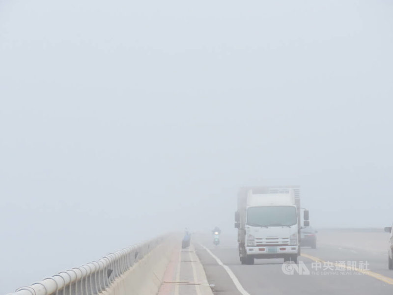 澎湖3日近午起，海上吹起平流霧，其中以連接西嶼的跨海大橋海域上最為明顯，能見度僅有幾百公尺，在陽光露臉後逐漸退散。中央社  114年3月3日