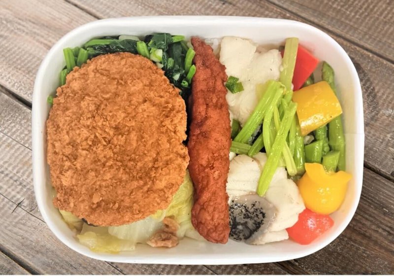 台鐵公司與屏東縣政府合作,嚴選輸日等級的屏東龍虎石斑魚,由台北餐旅分處製作「龍虎好屏雙饗便當」,搭配屏東東港旗魚輪包蛋、彩椒綠蘆筍及季節時蔬,讓旅客在品味美食的同時,亦可攝取均衡營養。(台鐵提供)中央社記者汪淑芬傳真 114年3月3日