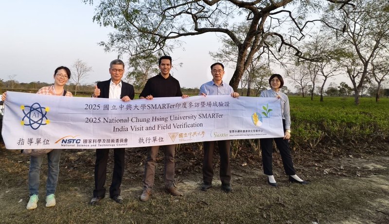 中興大學組團前往印度,在參觀阿薩姆的茶園之際,向園方推廣智慧農業技術。圖左2為中興大學農藝學系教授郭寶錚,圖右2為駐印度代表處科技組組長楊龍杰,圖右1為駐印度代表處科技組秘書張雅惠。(中興大學提供)中央社記者李晉緯新德里傳真 114年3月3日