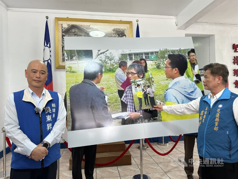 花蓮退休老師葉春蓮在國民黨花蓮縣黨部的活動中，嗆聲立委傅崐萁被帶離引熱議，國民黨花蓮縣黨部主委盧新榮（右）、花蓮縣議員吳東昇（左）3日指是綠營側翼與網軍預謀惡意操作，並拿出舊照片印證葉春蓮和綠營交好。中央社記者李先鳳攝 114年3月3日