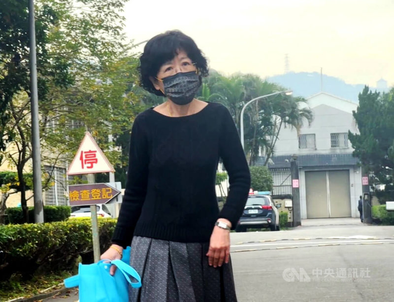 前台北市長柯文哲涉京華城等案遭押,獲准解除禁見至10日,與家人討論父親治喪事宜。柯文哲妻子陳佩琪(圖)3日上午現身台北看守所,離開時面對媒體提問均未回應。中央社記者趙敏雅攝 114年3月3日