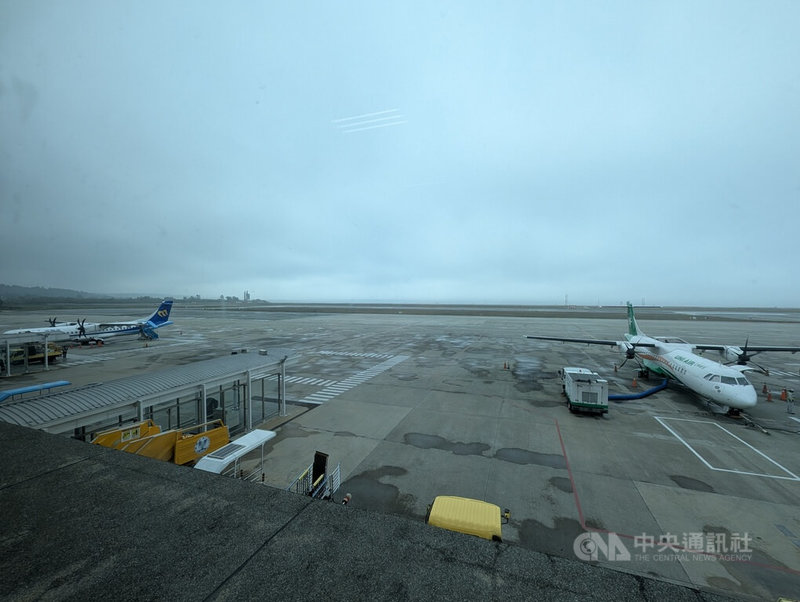 金門2、3日受濃霧影響對外交通,金門航空站4日上午表示,下午華信航空將增開往台北班機協助疏運旅客。中央社記者吳玟嶸攝 114年3月4日
