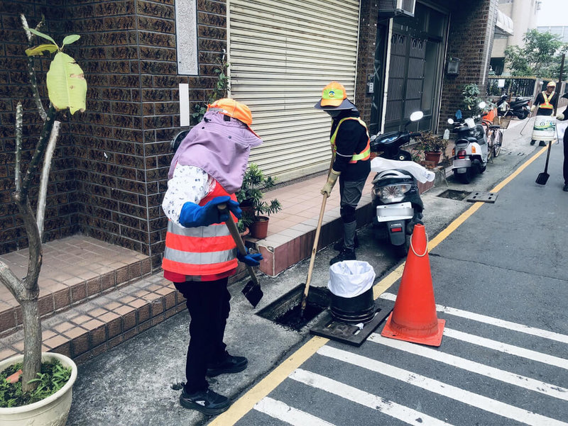 近年極端氣候頻繁，高雄市政府環保局因應強降雨加強清疏作業，114年清溝預算創新高，要在汛期前確保溝渠暢通。（高雄市環保局提供）中央社記者洪學廣傳真  114年3月4日