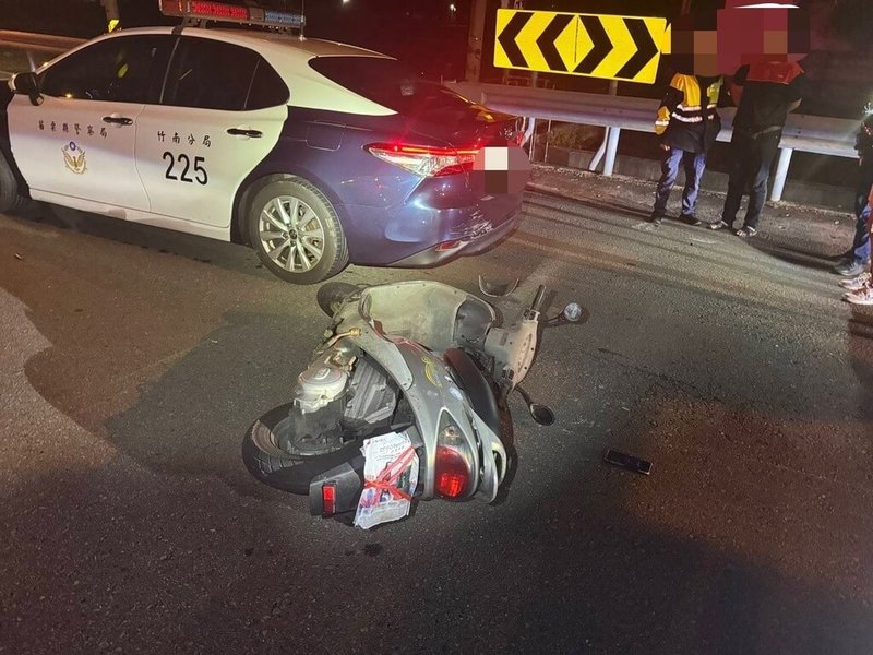 苗栗1名高中生暗夜騎車載友人將車牌遮蔽上路，在後龍鎮造豐路遇巡邏員警，少年拒絕受檢加速逃逸，沿途蛇行、闖紅燈等危險駕駛，雙方追逐將近20分鐘，最後騎士自摔被逮。（警方提供）中央社記者管瑞平傳真  114年3月4日