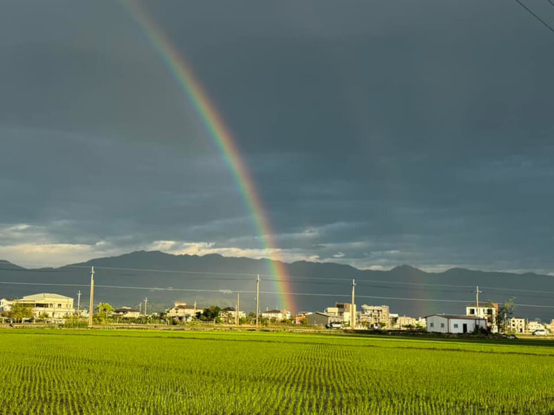 宜蘭縣4日凌晨春雷初響，伴隨著雷雨礁溪等處還落下冰雹，一早天空逐漸放晴，中道中學校長李偉敬在校門口看見美麗的雙彩虹，拿起手機拍照留念。（李偉敬提供）中央社記者王朝鈺傳真  114年3月4日