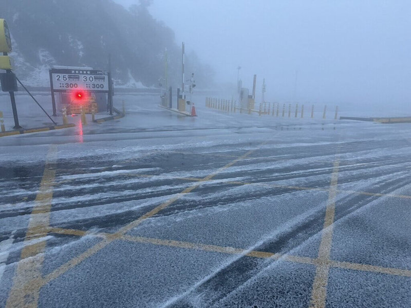 合歡山4日下午降雨伴隨冰雹，路面可見明顯積冰，交通部公路局晚間宣布，入夜後至5日清晨氣溫明顯下降，積冰不易融，將預警封閉台14甲線翠峰至松雪樓路段。（公路局提供）中央社記者蕭博陽南投縣傳真 114年3月4日