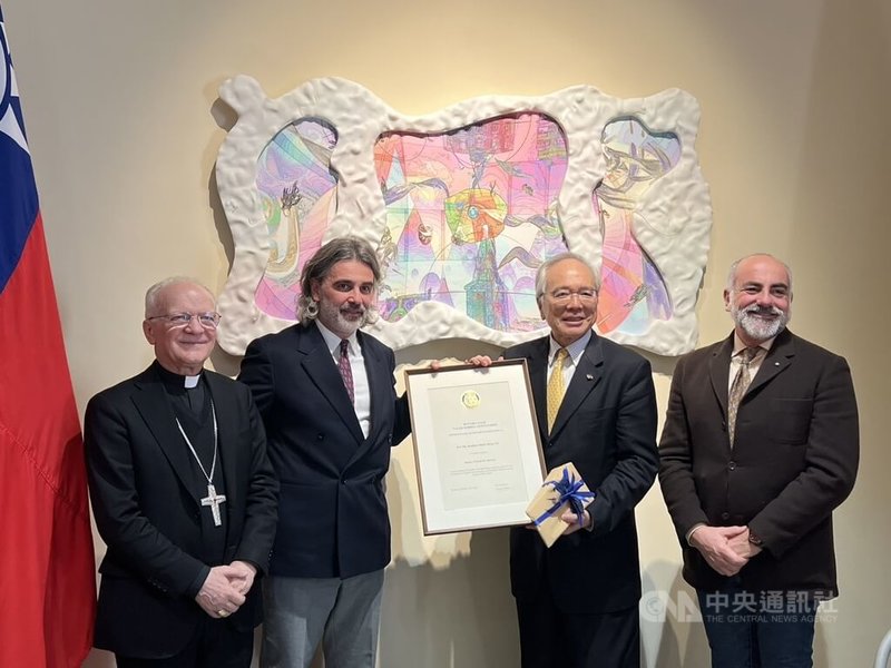 梵蒂岡宗座圖書館總館長札尼（左1）3日帶著數十名北義社會菁英教友拜訪駐教廷大使館，推薦大家前往台灣訪問。駐教廷大使李世明（右2）親自接待，並向教友們說明台灣在國際社會的重要性。中央社記者黃雅詩羅馬攝  114年3月4日