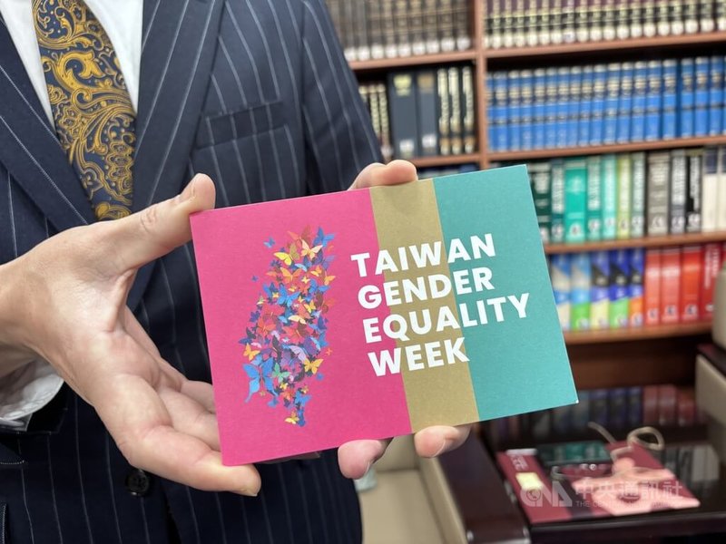 非政府組織國際事務會副執行長康嘉棋4日於記者會宣布,今年將於10日至21日「婦女地位委員會」大會期間,在紐約舉辦「台灣性別平等週」系列活動,秀出今年活動主視覺。中央社記者楊堯茹攝 114年3月4日