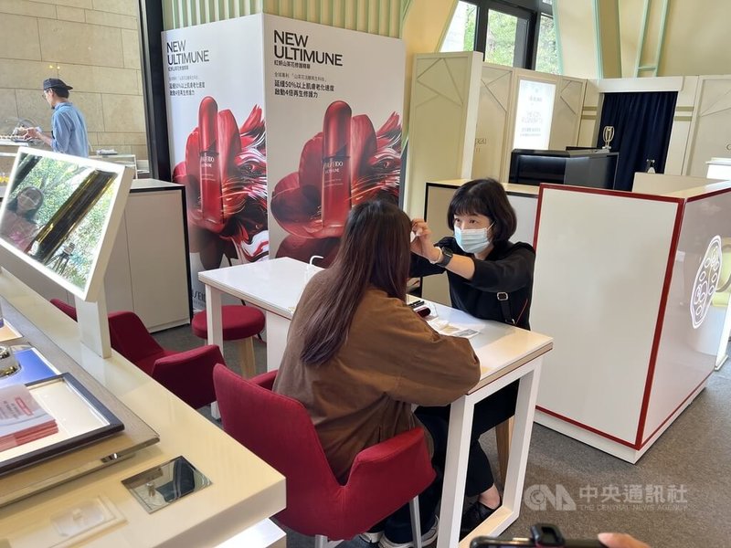 台中新光三越因氣爆停業,為短期安置人員開設第二賣場,第2場服務會4日起在林酒店開張,由雅詩蘭黛與資生堂等2大美妝集團旗下13個品牌、近百名工作人員進駐。中央社記者郝雪卿攝 114年3月4日