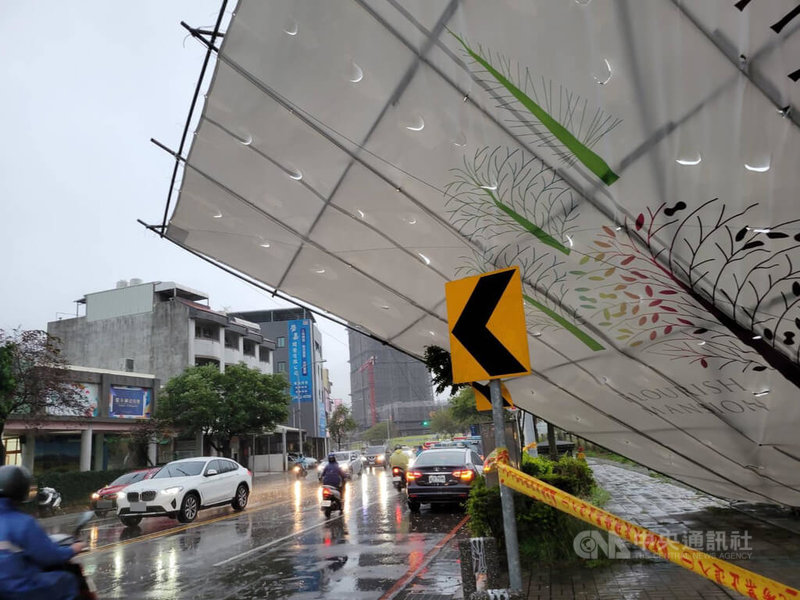 台中市北屯區后庄路和崇德十路二段交叉路口一處廣告看板,4日疑因不敵強風倒塌,造成1名女機車騎士頸部遭鋼纜割傷。(翻攝照片)中央社記者蘇木春傳真 114年3月4日