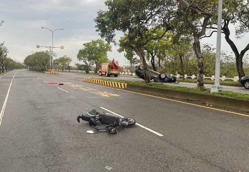 苗栗市經國路接近五谷路口4日發生小客車與電動自行車碰撞事故，自小客失控翻覆至對向車道，2名駕駛由救護車送醫救治。（警方提供）中央社記者管瑞平傳真  114年3月4日