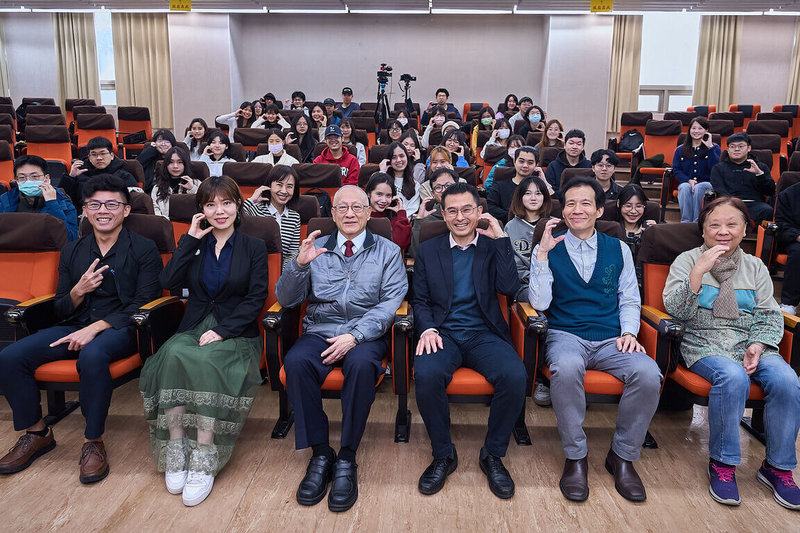 政治大學集結校內不同系所的教授開設「知識與實踐:政大傑出研究學者講座」,於113學年第2學期增設「老師與談」環節,並首度開放校外教師或碩博士生參與。(政大提供)中央社記者許秩維傳真 114年3月4日