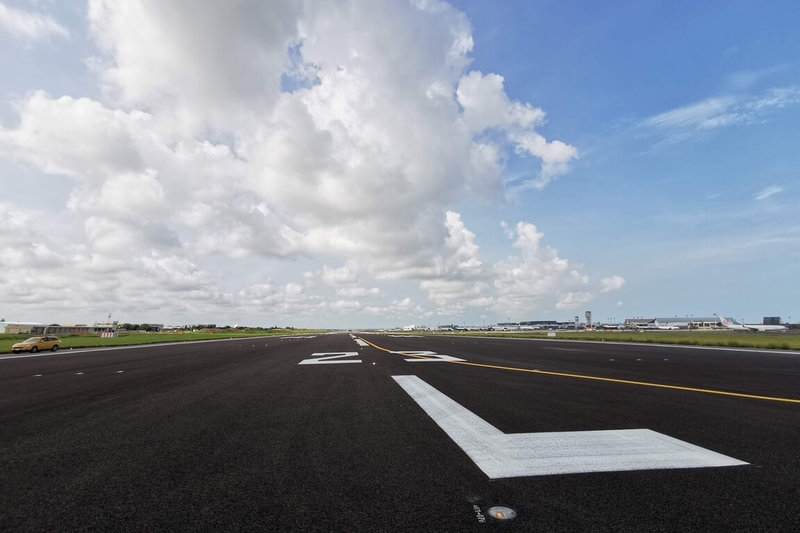 桃園國際機場公司表示，3月將針對南跑道進行歲修，經維護及營運單位共同研擬「不另行增加跑道關閉時間」施工執行方案，利用既有夜間例行巡檢、維護作業時段，飛航指南公告為凌晨1時至6時30分，每天共5.5小時，以加強維護強度方式執行。（桃園國際機場公司提供）中央社記者吳睿騏桃園機場傳真  114年3月4日