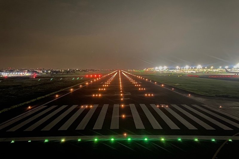 桃園國際機場公司表示,3月將利用既有夜間巡場關閉跑道時段,針對南跑道進行歲修,整體工程按既有標準作業流程排定,視天候狀況預計可於10個工作日完成,施工作業期間桃園機場維持單跑道運作。(桃園國際機場公司提供)中央社記者吳睿騏桃園機場傳真 114年3月4日