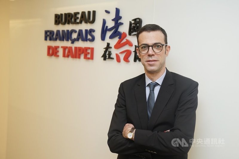 法國在台協會主任龍燁(Franck Paris)認為非洲經濟學家費爾文・薩爾著作「非洲烏托邦」探討的政治烏托邦構想,及如何在經濟發展的同時保存文化與自然資源,都是歐洲與台灣需要思考的議題。中央社記者徐肇昌攝 114年3月4日
