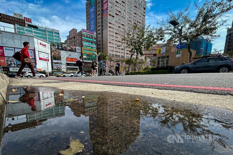 中央氣象署表示,4日鋒面逐漸通過及東北季風增強,各地轉為局部短暫雨或雷雨,留意短延時強降雨、雷擊及強陣風等較劇烈的天氣現象,圖為新北市板橋區白天時而放晴時而下雨,天氣變化大。中央社記者王騰毅攝 114年3月4日