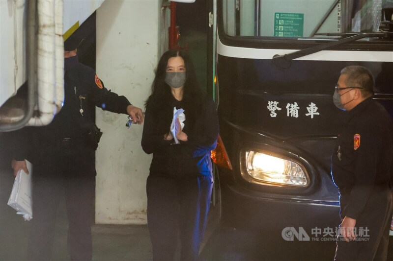 台北地方法院4日開庭審理京華城及政治獻金案,提訊在押的國民黨台北市議員應曉薇(中),她雙手合十向媒體一鞠躬。中央社記者裴禛攝 114年3月4日