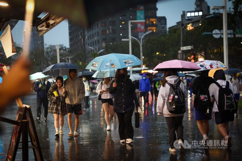 圖為新北市板橋區傍晚天色轉暗，降下大雨。中央社記者王騰毅攝 114年3月4日