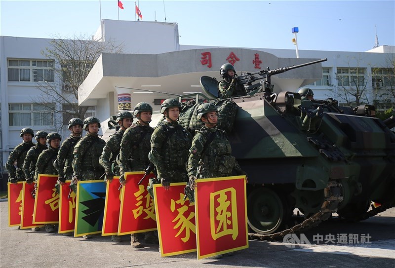 針對國民黨立委擬提案要幫國軍加薪,行政院長卓榮泰4日在立法院受訪指出,國防部已擬定周延的規劃與計畫送行政院審議中,他也樂見朝野對提高國軍待遇、國防能力有共同想法。(中央社檔案照片)