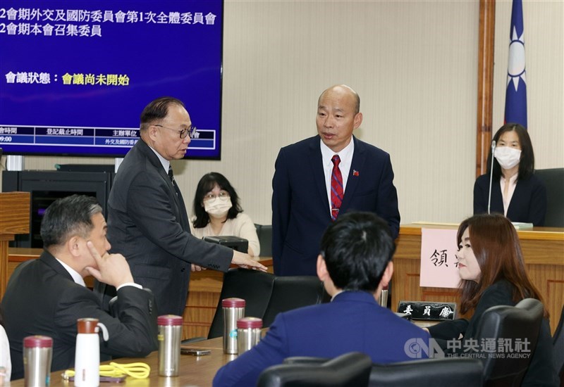 立法院新會期5日將舉行召委選舉,國民黨團、民進黨團可望在各常設委員會各取得1席召委,國民黨團將禮讓交通委員會召委給民眾黨。圖為立法院長韓國瑜現身11屆第2會期召委選舉。(中央社檔案照片)