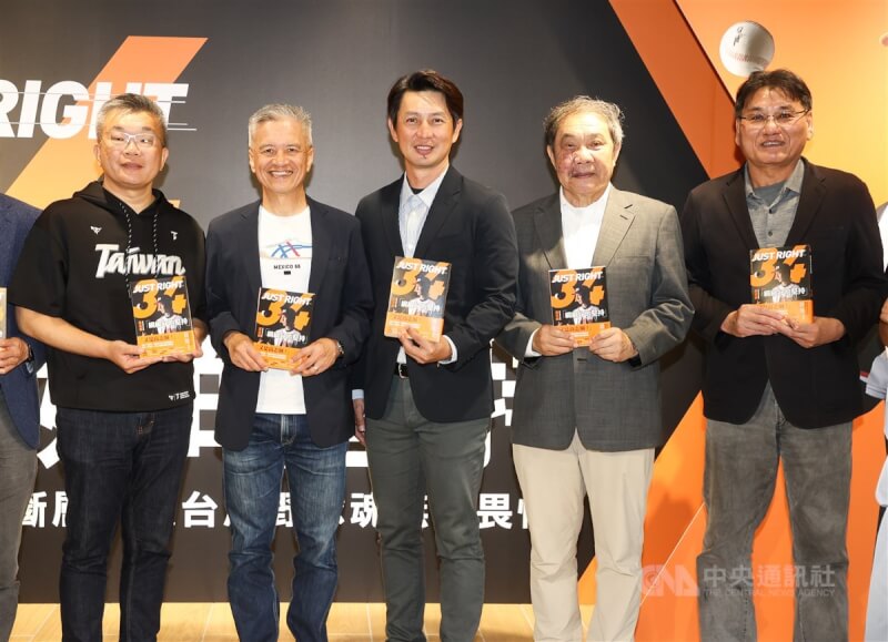 中華職棒統一獅首席教練高志綱(中)推出新書「綱綱好的堅持」,4日下午在台北舉行記者會,中職會長蔡其昌(左)、統一獅前總教練謝長亨(右)、富邦悍將領隊林華韋(右2)、球評曾文誠(左2)等人出席支持。中央社記者謝佳璋攝 114年3月4日