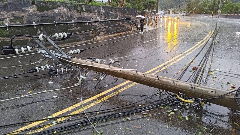 苗栗縣警察局大湖分局4日指出，台3線124.3公里獅潭路段受午後強風豪雨影響，導致電線桿橫倒路中，並連帶周圍樹木一併倒下，導致交通受阻；截至晚間近7時，現場仍封閉管制進行電桿與倒樹的排除作業。（警方提供）中央社記者管瑞平傳真  114年3月4日