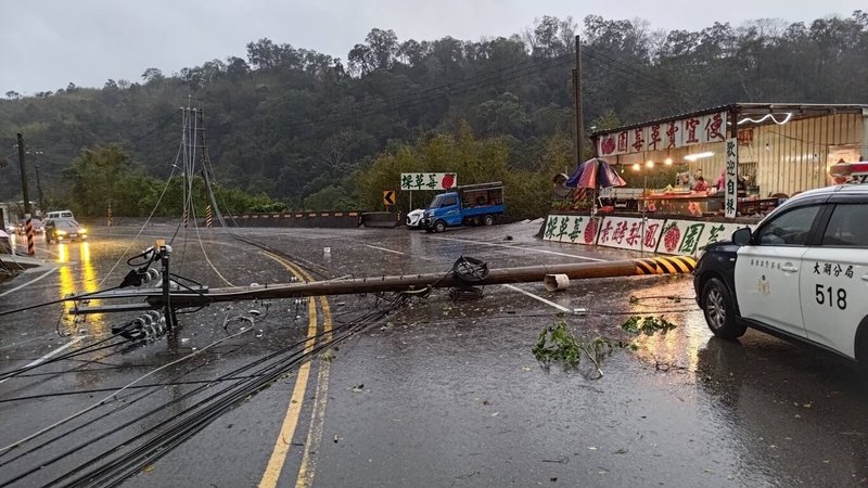苗栗縣4日下午下起大雷雨,台3線124.3公里獅潭路段一處電線桿疑不敵惡劣天氣橫倒路中央,員警獲報到場展開交通管制,引導車輛改道,避免二次事故發生。(警方提供)中央社記者管瑞平傳真 114年3月4日