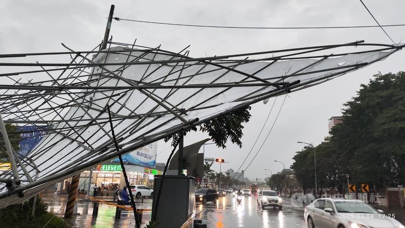 台中地區4日下午降下大雷雨，北屯區一處路口的廣告看板疑因不堪強風倒塌，造成一名女機車騎士頸部被鷹架鋼纜割傷送醫。（翻攝照片）中央社記者蘇木春傳真  114年3月4日