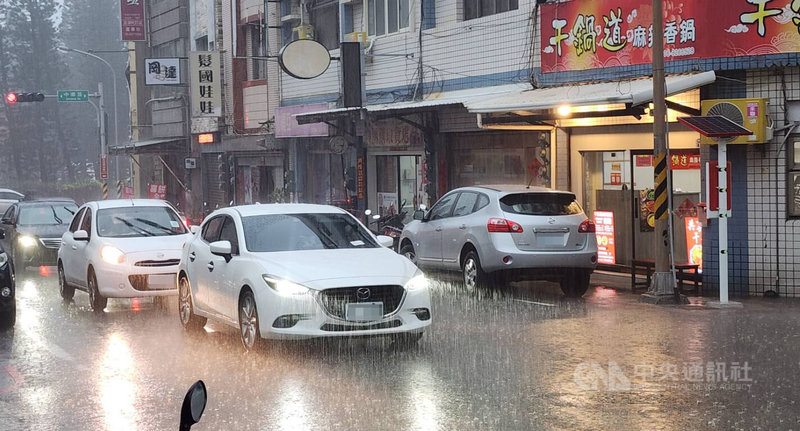 澎湖地區4日傍晚雷雨當空，雨勢驚人，街頭汽車皆點亮頭燈行車，以策安全。中央社  114年3月4日