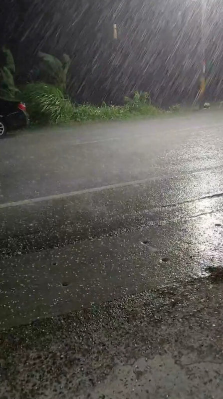 宜蘭縣礁溪鄉匏崙村4日凌晨春雷初響,伴隨著雷雨還下起冰雹,約持續3分鐘。(許錫奎提供)中央社記者王朝鈺傳真 114年3月4日