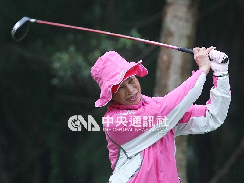 前旅日球后涂阿玉,在裙襬搖搖2011女子高爾夫國際邀請賽的比賽情形。中央社記者徐肇昌攝 100年12月9日