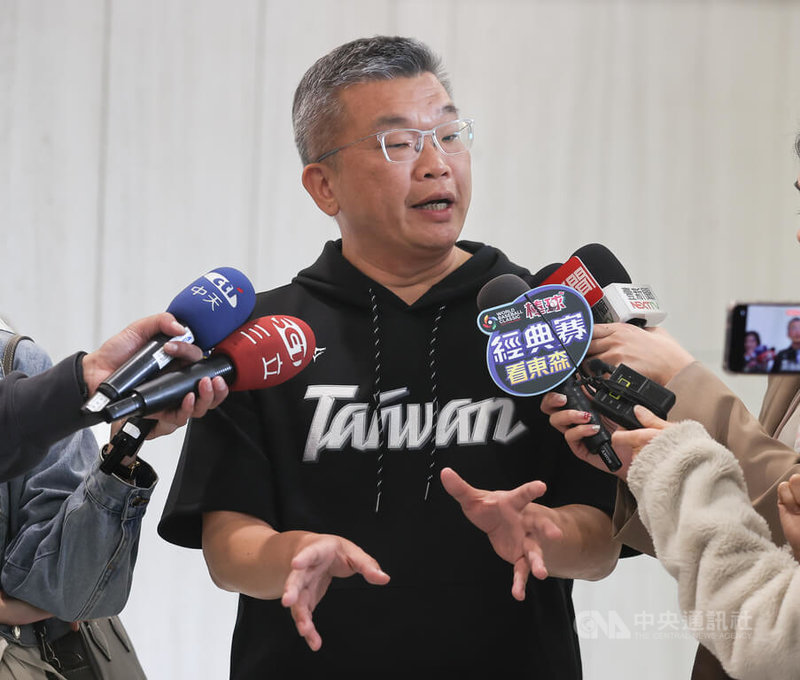世界棒球經典賽資格賽(WBCQ)落幕,從無台灣隨隊防護員到因電子設備違規被重罰警告的議題都引發各界議論,中職會長蔡其昌(圖)4日受訪時作出相關回應。中央社記者謝佳璋攝 114年3月4日