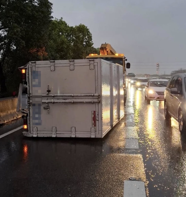 彰化縣4日傍晚下大雨，國道1號南下花壇路段發生小貨車翻車意外，消防局指出，小貨車疑因天雨路滑翻車，車上2人自行脫困，不願就醫，事故一度造成現場塞車。（彰化縣消防局提供）中央社記者吳哲豪傳真  114年3月4日