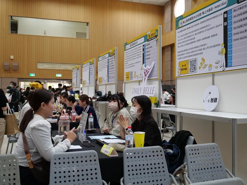 高雄市政府青年局5日舉辦新媒體人才就業媒合會,現場有26家企業,釋出超過百項職缺,吸引不少求職者參與。(高市青年局提供)中央社記者林巧璉傳真 114年3月5日