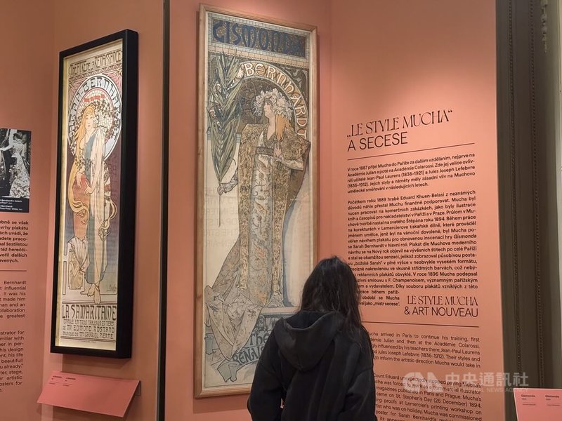慕夏於1887年前往巴黎求學,為法國傳奇女星貝娜(Sarah Bernhardt)設計的戲劇海報「吉絲夢妲」(Gismonda),一夕之間風靡巴黎,這幅作品如今也收藏在慕夏博物館中。中央社記者劉郁葶布拉格攝 114年3月5日