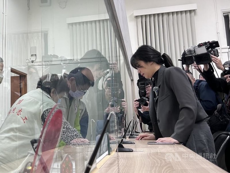 國民黨發言人楊智伃(右)等人5日赴監察院陳情,檢舉罷免團體違法收取政治獻金。中央社記者賴于榛攝 114年3月5日