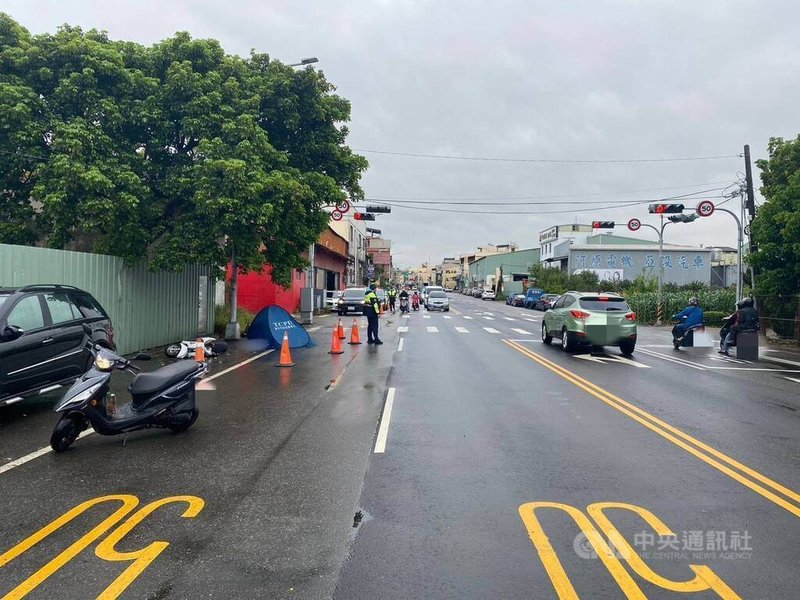 張姓男子5日上午駕駛大貨車行經台中市烏日區一處路口，右轉準備進入公司時，不慎撞上外側車道的機車騎士張姓女子，張女傷重不治。（翻攝照片）中央社記者蘇木春傳真  114年3月5日