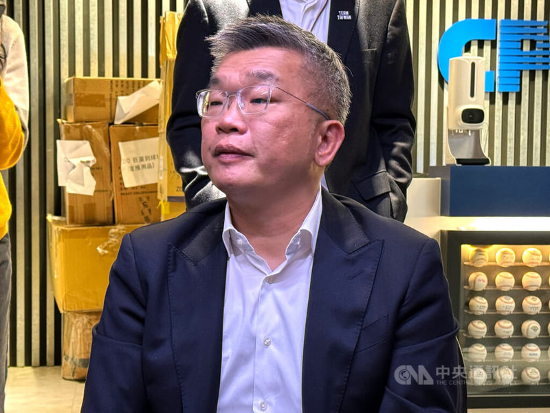 中華職棒5日召開領隊會議,討論聯盟將研擬「資深旅外球員加盟辦法」,明確定義年資、年紀等標準,未來可望不用透過選秀就可加盟球隊;中職會長蔡其昌(圖)表示,「優秀球員太難定義,以前這個時空背景、定義,現在都很難去做」。中央社記者楊啟芳攝 114年3月5日