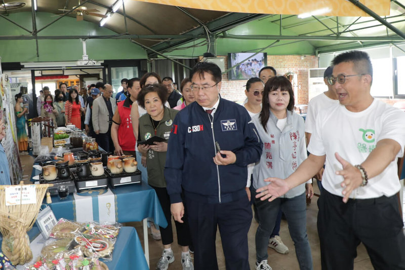 台南市長黃偉哲(前左)5日主持下營區「營墘休閒農業區」揭牌,並參觀現場攤位展示的農特產。(台南市政府提供)中央社記者楊思瑞台南傳真 114年3月5日