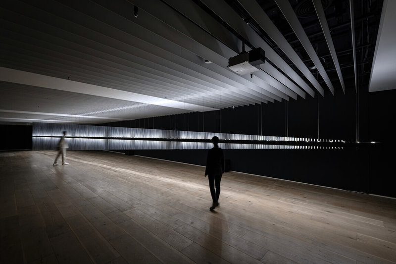 忠泰美術館5日舉行「在混沌的世界中建立一點序曲 姚仲涵」展覽記者會,最大型裝置作品「光電獸#41-混沌」也可視為表演藝術家的展演舞台。(忠泰美術館提供)中央社記者王寶兒傳真 114年3月5日