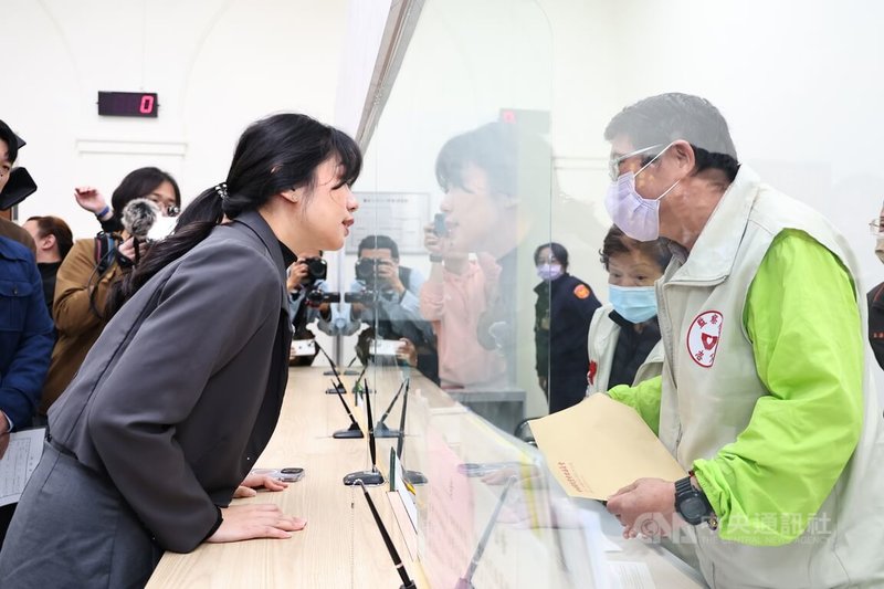 國民黨發言人楊智伃(前左)等人質疑罷免團體違法收取政治獻金,5日檢附相關證據資料,赴監察院檢舉罷免團體。圖為楊智伃遞交陳情書。中央社記者翁睿坤攝 114年3月5日
