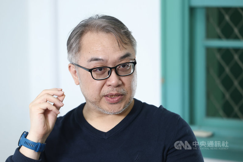 人工智能近年強大運算能力,讓許多人為翻譯產業捏把冷汗,資深譯者、台大翻譯碩士學位學程副教授陳榮彬(圖)不否認AI在很多領域的卓越表現,但他認為與其將AI視為競爭對手,不如當作提升工作效率的工具。中央社記者王騰毅攝 114年3月5日