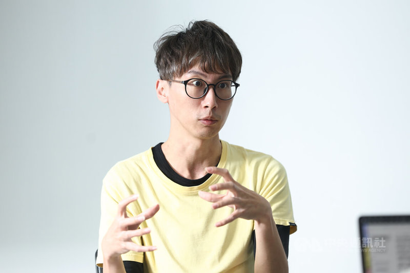台大翻譯碩士學位學程副教授陳榮彬的碩士門生陳琪徨(圖)正著手1922年問世的傳播學經典Public Opinion繁體中文譯本,由於過去已有簡體中文版推出,他明白一定會被比較,「不可能同時取悅所有人,批評者的意見或許能幫助我們思考,因此我們必須鍛鍊自己的心臟」。中央社記者王騰毅攝 114年3月5日