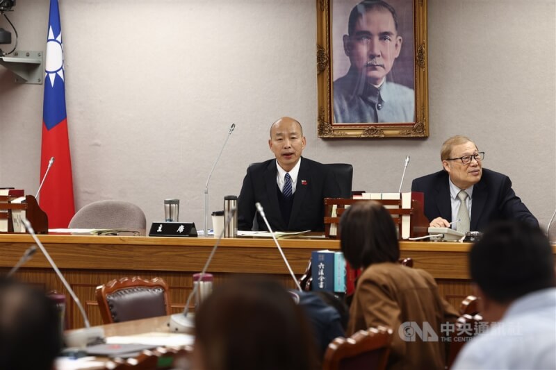 立法院長韓國瑜（後中）5日召開朝野黨團協商，討論114年度中央政府總預算、財劃法覆議案相關事宜。後右為立法院秘書長周萬來。中央社記者王騰毅攝 114年3月5日